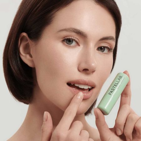 Pastel Cosmetics osviežujúci peeling na pery s mentolom, maslom a vitamínom E, Pastel Lab Lip Renewal Scrub Mint, 4,5 g