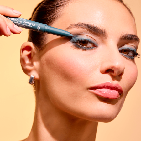 Deborah Milano matný vysúvací očný tieň v ceruzke 24ore Color Power MAT, 1,4 g