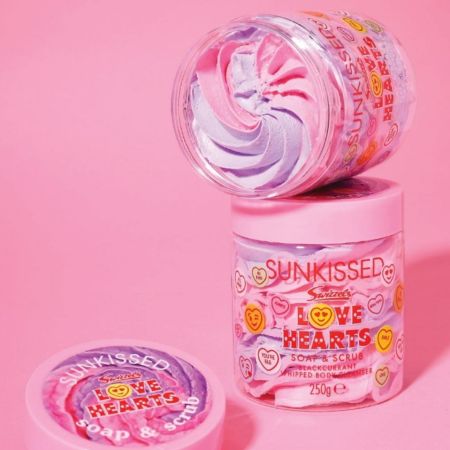 Sunkissed šľahaný telový peeling Soap & Scrub Love Hearts, Blackcurrant , 250g