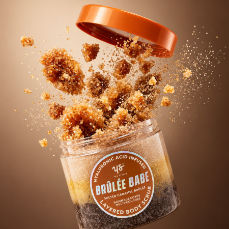 Yes Studio ošetrujúci telový peeling Layered Body Scrub, Salted Caramel Brulee, 700g